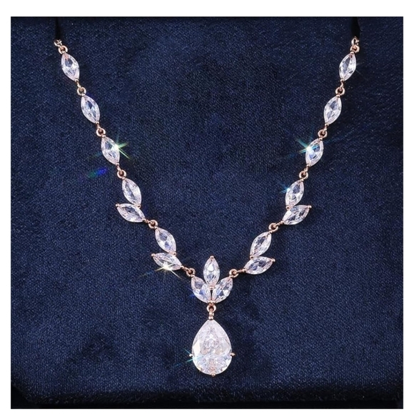 Elegant Gorgeous Earrings and Necklace Jewelry Set in Rose Gold - Picture 6 of 8